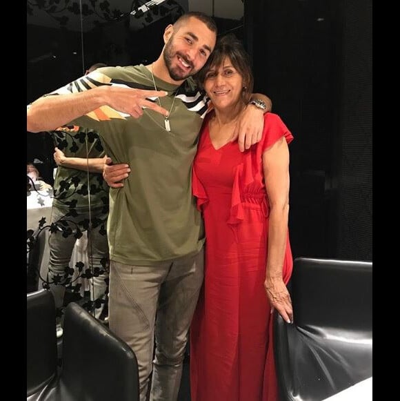 Karim Benzema pose avec sa maman Wahida à l'occasion de son 60e anniversaire. Instagram août 2017.