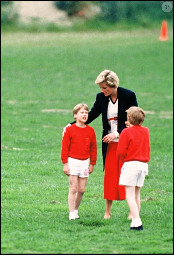 Lady Di avec le prince William en juin 1990 lors d'un match de foot du jeune prince.