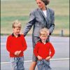 Lady Diana avec les princes William et Harry à l'aéroport d'Aberdeen en août 1989.