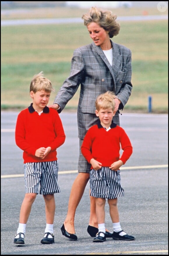 Lady Diana avec les princes William et Harry à l'aéroport d'Aberdeen en août 1989.