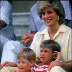 Lady Di avec les princes William et Harry à Majorque en août 1987.