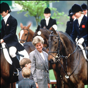 Lady Di avec les princes William et Harry à Badminton en avril 1991.