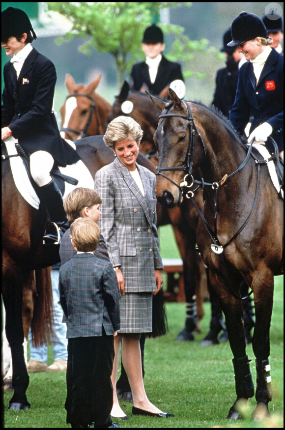 Lady Di avec les princes William et Harry à Badminton en avril 1991.