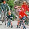 Le prince Charles et la princesse Diana à vélo avec les princes William et Harry lors de vacances dans les Iles Scilly en juin 1989.