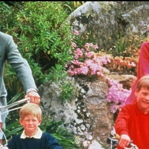 Le prince Charles et la princesse Diana à vélo avec les princes William et Harry lors de vacances dans les Iles Scilly en juin 1989.