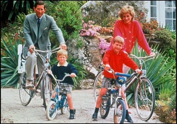Le prince Charles et la princesse Diana à vélo avec les princes William et Harry lors de vacances dans les Iles Scilly en juin 1989.