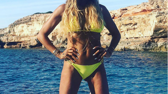 Cathy Guetta : Détendue en maillot, la reine d'Ibiza est canon !