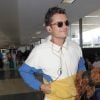 Orlando Bloom arrive avec son chien dans les bras à l'aéroport de Los Angeles (LAX), le 15 juin 2017.
