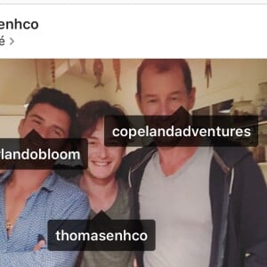 Le pianiste Thomas Enhco entouré de son cousin Orlando Bloom et de son oncle le photographe et aventurier Sebastian Copeland à l'île de Ré le 22 juillet 2017 - Orlando Bloom, découvrez les membres célèbres de sa famille en France et ses attaches en Charente-Maritime notamment à l'île de Ré. -