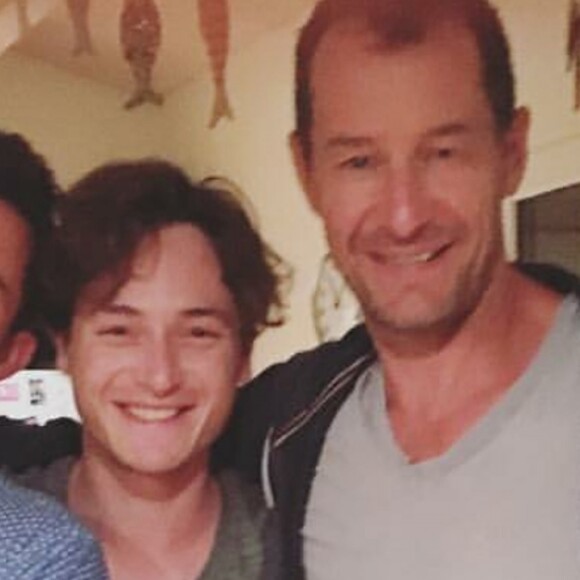 Le pianiste Thomas Enhco entouré de son cousin Orlando Bloom et de son oncle le photographe et aventurier Sebastian Copeland à l'île de Ré le 22 juillet 2017 - Orlando Bloom, découvrez les membres célèbres de sa famille en France et ses attaches en Charente-Maritime notamment à l'île de Ré.