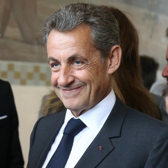 L'ancien président Nicolas Sarkozy et sa femme Carla Bruni-Sarkozy votent pour le premier tour des élections présidentielles au lycée La Fontaine à Paris le 23 avril 2017.