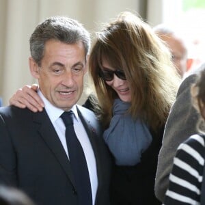 L'ancien président Nicolas Sarkozy et sa femme Carla Bruni-Sarkozy votent pour le premier tour des élections présidentielles au lycée La Fontaine à Paris le 23 avril 2017.