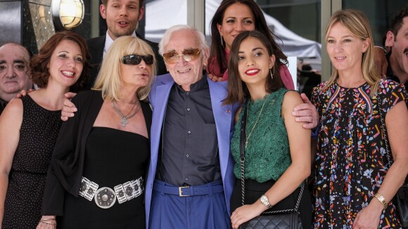 Charles Aznavour : Honoré et ému en compagnie de sa petite-fille et de sa fille