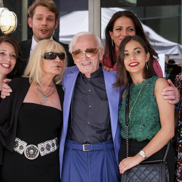 Charles Aznavour avec sa petite-fille Leila (chemisier vert), sa fille Katia (robe noire à fleurs), sa fille Seda (robe noire et ceinture blanche), son fils Nicolas (chemise blanche), Kristina Si (foulard rose) et des membres de sa famille lors de la remise de son étoile sur le Hollywood Walk of Fame à Los Angeles, le 24 août 2017. © Ringo Chiu via Zuma Press/Bestimage