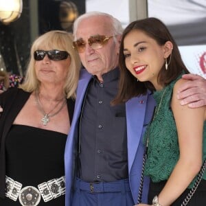 Charles Aznavour avec sa petite-fille Leila (chemisier vert) et sa fille Seda (robe noire et ceinture blanche) lors de la remise de son étoile sur le Hollywood Walk of Fame à Los Angeles, le 24 août 2017. © Ringo Chiu via Zuma Press/Bestimage