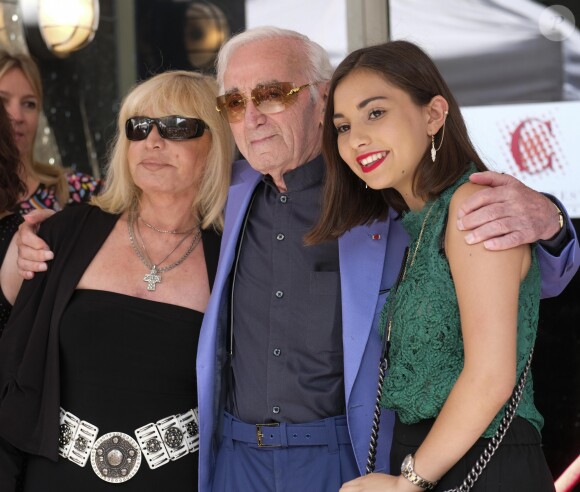 Charles Aznavour avec sa petite-fille Leila (chemisier vert) et sa fille Seda (robe noire et ceinture blanche) lors de la remise de son étoile sur le Hollywood Walk of Fame à Los Angeles, le 24 août 2017. © Ringo Chiu via Zuma Press/Bestimage