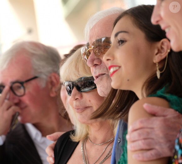 Charles Aznavour avec sa petite-fille Leila (chemisier vert) et sa fille Seda (lunette noire) lors de la remise de son étoile sur le Hollywood Walk of Fame à Los Angeles, le 24 août 2017. © Chris Delmas/Bestimage