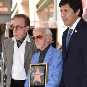 Kevin de Leon, Peter Bogdanovich et Charles Aznavour lors de la remise de son étoile sur le Hollywood Walk of Fame à Los Angeles, le 24 août 2017. © Chris Delmas/Bestimage