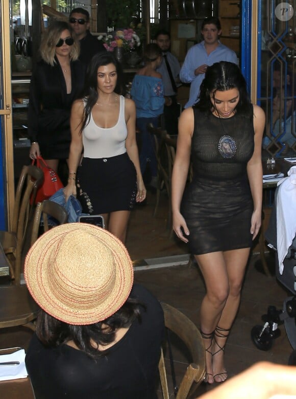 Kim, Kourtney et Khloé Kardashian quittent un restaurant à Los Angeles le 20 avril 2017.