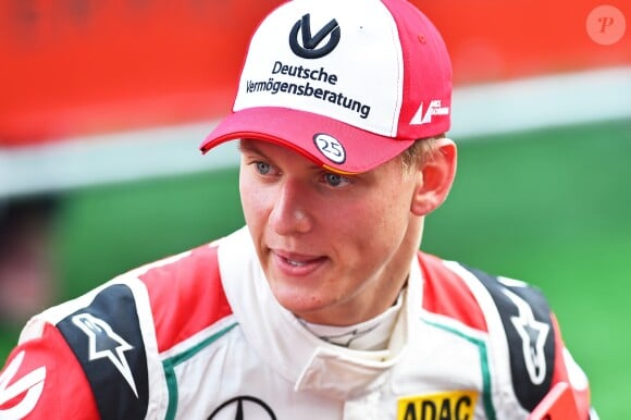 Mick Schumacher, fils de Michael, a effectué le 27 août 2017 un tour d'honneur au volant de la Formule 1 Benetton à bord de laquelle son père Michael Schumacher remporta 25 ans plus tôt son premier Grand Prix en Formule 1 (le 30 août 1992) et son premier titre de champion du monde (en 1994), sur le circuit de Spa-Francorchamps avant le départ du Grand Prix de Belgique.