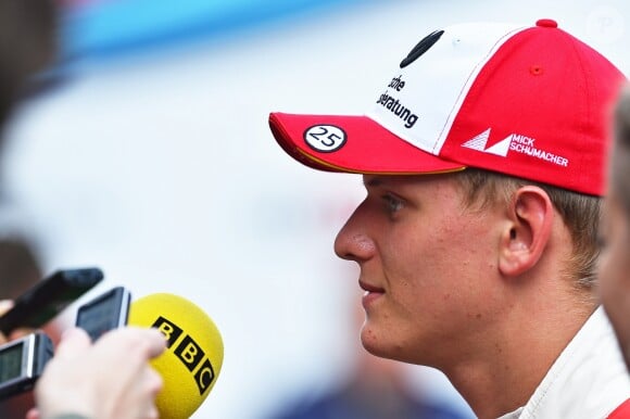 Mick Schumacher, fils de Michael, a effectué le 27 août 2017 un tour d'honneur au volant de la Formule 1 Benetton à bord de laquelle son père Michael Schumacher remporta 25 ans plus tôt son premier Grand Prix en Formule 1 (le 30 août 1992) et son premier titre de champion du monde (en 1994), sur le circuit de Spa-Francorchamps avant le départ du Grand Prix de Belgique.
