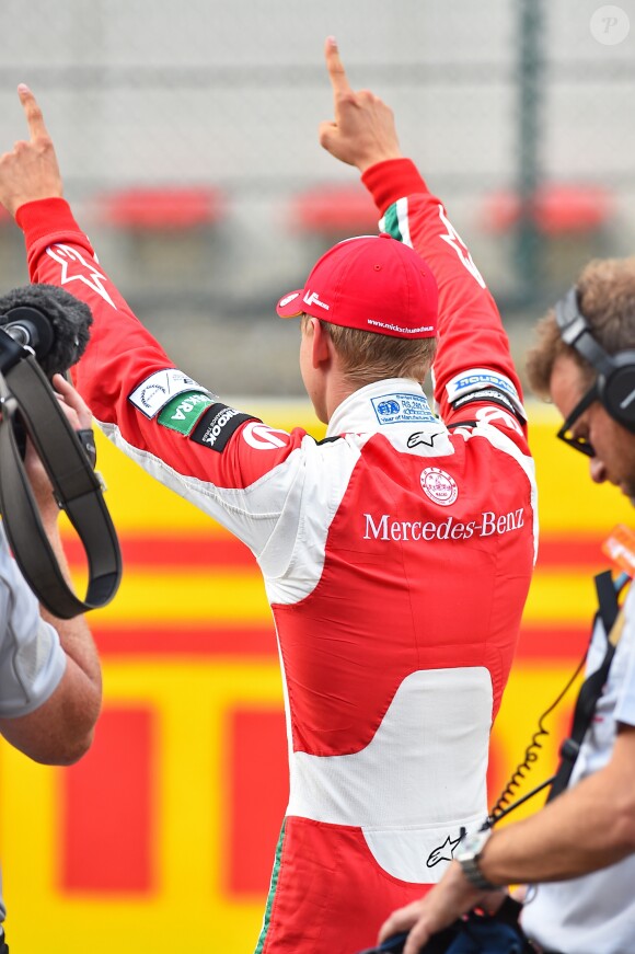 Mick Schumacher, fils de Michael, a effectué le 27 août 2017 un tour d'honneur au volant de la Formule 1 Benetton à bord de laquelle son père Michael Schumacher remporta 25 ans plus tôt son premier Grand Prix en Formule 1 (le 30 août 1992) et son premier titre de champion du monde (en 1994), sur le circuit de Spa-Francorchamps avant le départ du Grand Prix de Belgique.