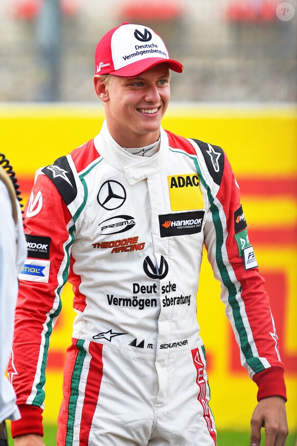 Mick Schumacher, fils de Michael, a effectué le 27 août 2017 un tour d'honneur au volant de la Formule 1 Benetton à bord de laquelle son père Michael Schumacher remporta 25 ans plus tôt son premier Grand Prix en Formule 1 (le 30 août 1992) et son premier titre de champion du monde (en 1994), sur le circuit de Spa-Francorchamps avant le départ du Grand Prix de Belgique.
