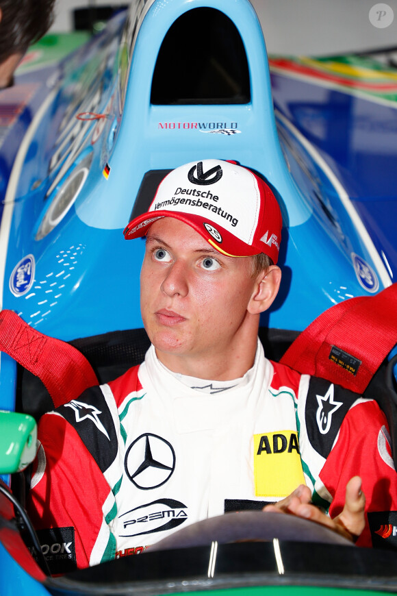Mick Schumacher, fils de Michael, a effectué le 27 août 2017 un tour d'honneur au volant de la Formule 1 Benetton à bord de laquelle son père Michael Schumacher remporta 25 ans plus tôt son premier Grand Prix en Formule 1 (le 30 août 1992) et son premier titre de champion du monde (en 1994), sur le circuit de Spa-Francorchamps avant le départ du Grand Prix de Belgique.