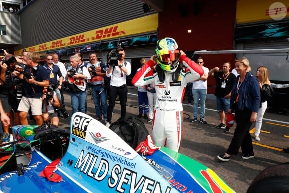 Mick Schumacher, fils de Michael, a effectué le 27 août 2017 un tour d'honneur au volant de la Formule 1 Benetton à bord de laquelle son père Michael Schumacher remporta 25 ans plus tôt son premier Grand Prix en Formule 1 (le 30 août 1992) et son premier titre de champion du monde (en 1994), sur le circuit de Spa-Francorchamps avant le départ du Grand Prix de Belgique.