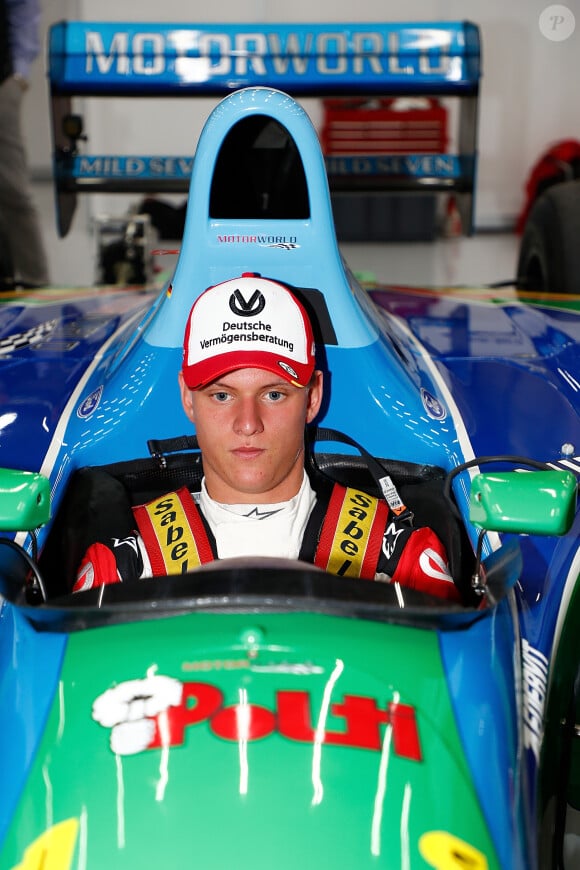 Mick Schumacher, fils de Michael, a effectué le 27 août 2017 un tour d'honneur au volant de la Formule 1 Benetton à bord de laquelle son père Michael Schumacher remporta 25 ans plus tôt son premier Grand Prix en Formule 1 (le 30 août 1992) et son premier titre de champion du monde (en 1994), sur le circuit de Spa-Francorchamps avant le départ du Grand Prix de Belgique.