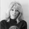 En France, à Paris, Mireille Darc chez elle dans son salon le 9 février 1970.