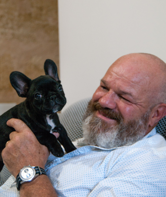 Philippe Etchebest pose avec son nouvé bébé, Nina, un bouledogue français. Le 28 août 2017 sur Facebook.