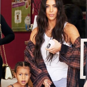 Kim Kardashian emmène sa fille North West chez Color Me Mine à Calabasas le 22 juin 2017.