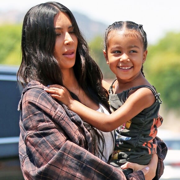 Kim Kardashian emmène sa fille North West chez Color Me Mine à Calabasas le 22 juin 2017.