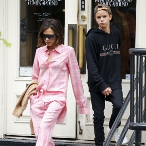 Victoria Beckham et son fils Romeo quittent le magasin "What Goes Around Comes Around" dans le quartier de Soho à New York. Le 29 août 2017.