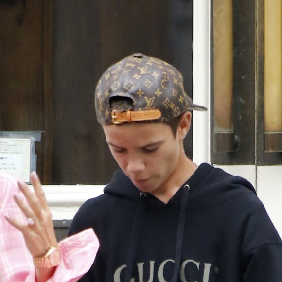 Victoria Beckham et son fils Romeo quittent le magasin "What Goes Around Comes Around" dans le quartier de Soho à New York. Le 29 août 2017.