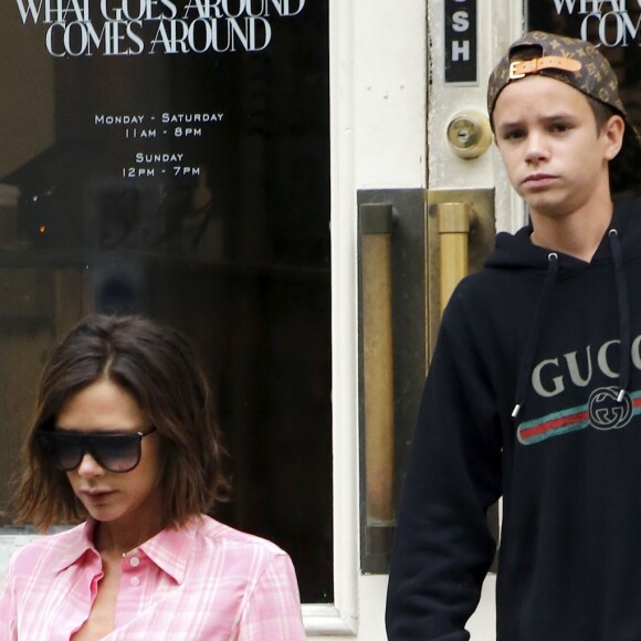 Victoria Beckham et son fils Romeo quittent le magasin "What Goes Around Comes Around" dans le quartier de Soho à New York. Le 29 août 2017.