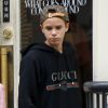 Victoria Beckham et son fils Romeo quittent le magasin "What Goes Around Comes Around" dans le quartier de Soho à New York. Le 29 août 2017.