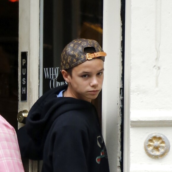 Victoria Beckham et son fils Romeo quittent le magasin "What Goes Around Comes Around" dans le quartier de Soho à New York. Le 29 août 2017.