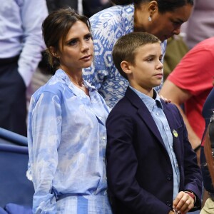 Victoria Beckham et son fils Romeo Beckham assistent au match Madison Keys contre Elise Mertens à l'US Open 2017. New York, le 29 août 2017.