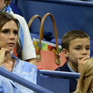 Victoria Beckham et son fils Romeo Beckham assistent au match Madison Keys contre Elise Mertens à l'US Open 2017. New York, le 29 août 2017.