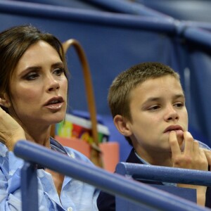 Victoria Beckham et son fils Romeo Beckham assistent au match Madison Keys contre Elise Mertens à l'US Open 2017. New York, le 29 août 2017.