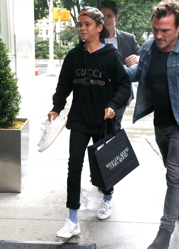 Victoria Beckham et son fils Romeo rentrent au New York EDITION à New York, le 29 août 2017.