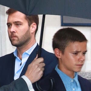Victoria Beckham et son fils Romeo Beckham quittent le New York EDITION à New York, le 29 août 2017.