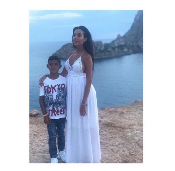 Georgina Rodriguez, enceinte de Cristiano Ronaldo, pose avec Cristiano Jr. Instagram, 30 août 2017.