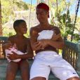 Cristiano Ronaldo pose avec son fils aîné Cristiano Jr et ses jumeaux Eva et Mateo sur Instagram le 4 juillet 2017.