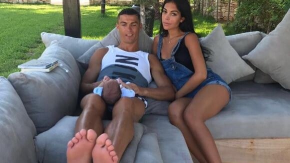 Cristiano Ronaldo pose avec ses enfants : la photo ultra craquante -  Purebreak