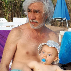 Louis Bertignac pose avec son fils Jack, 8 moi, à la plage. Photo postée sur Facebook le 30 août 2017.