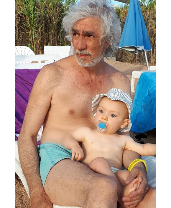 Louis Bertignac pose avec son fils Jack, 8 moi, à la plage. Photo postée sur Facebook le 30 août 2017.