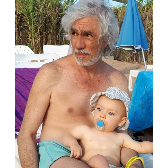 Louis Bertignac pose avec son fils Jack, 8 moi, à la plage. Photo postée sur Facebook le 30 août 2017.